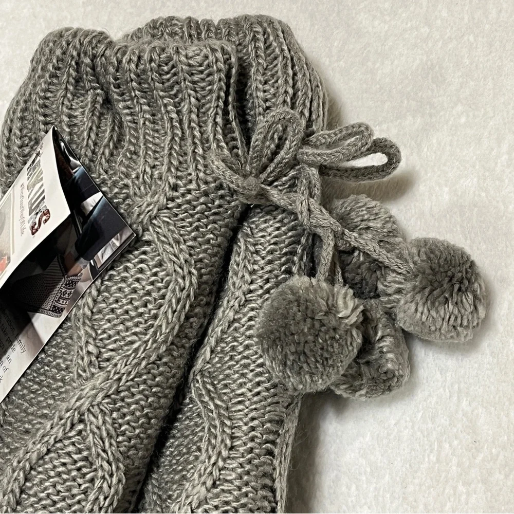 Muk Luks Women’s Pom Pom Cabin Knit Socks Gray Size L/XL 8–11 NWT